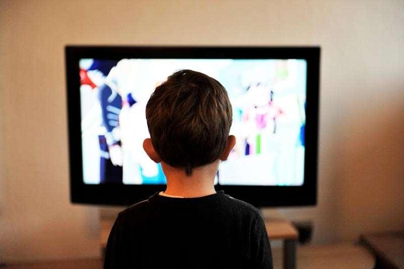 Niño atento a lo que pasa en una pantalla