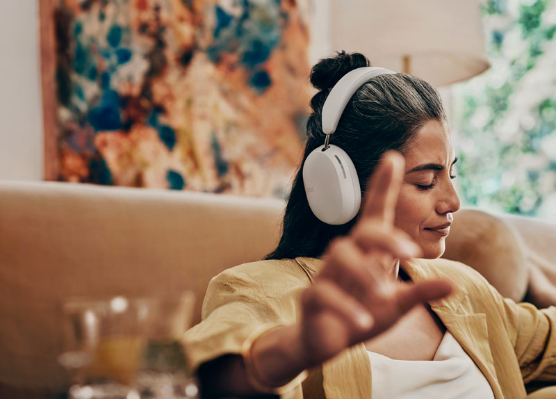 Mujer escuchando música con los audífonos Sonos Ace