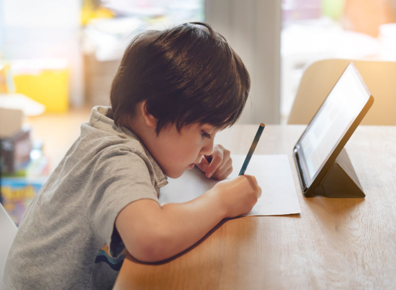 Niño estudiando con tablet