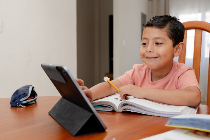 niño estudiando con lingokids